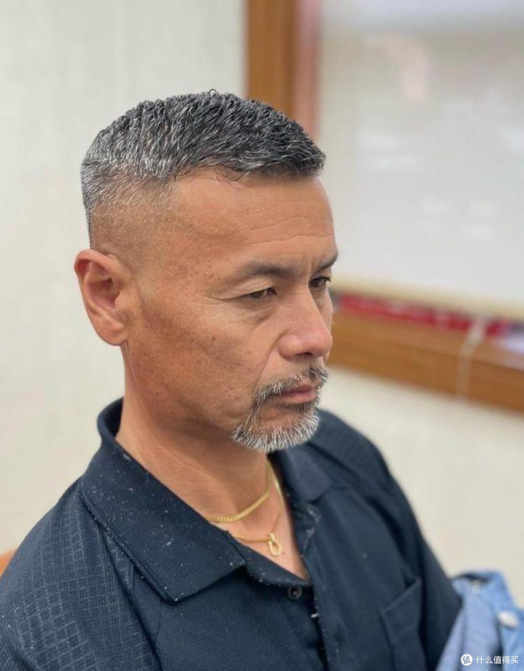 60岁都没有“大爷感”的男人：不穿老头衫，不剪寸头，减龄有型！