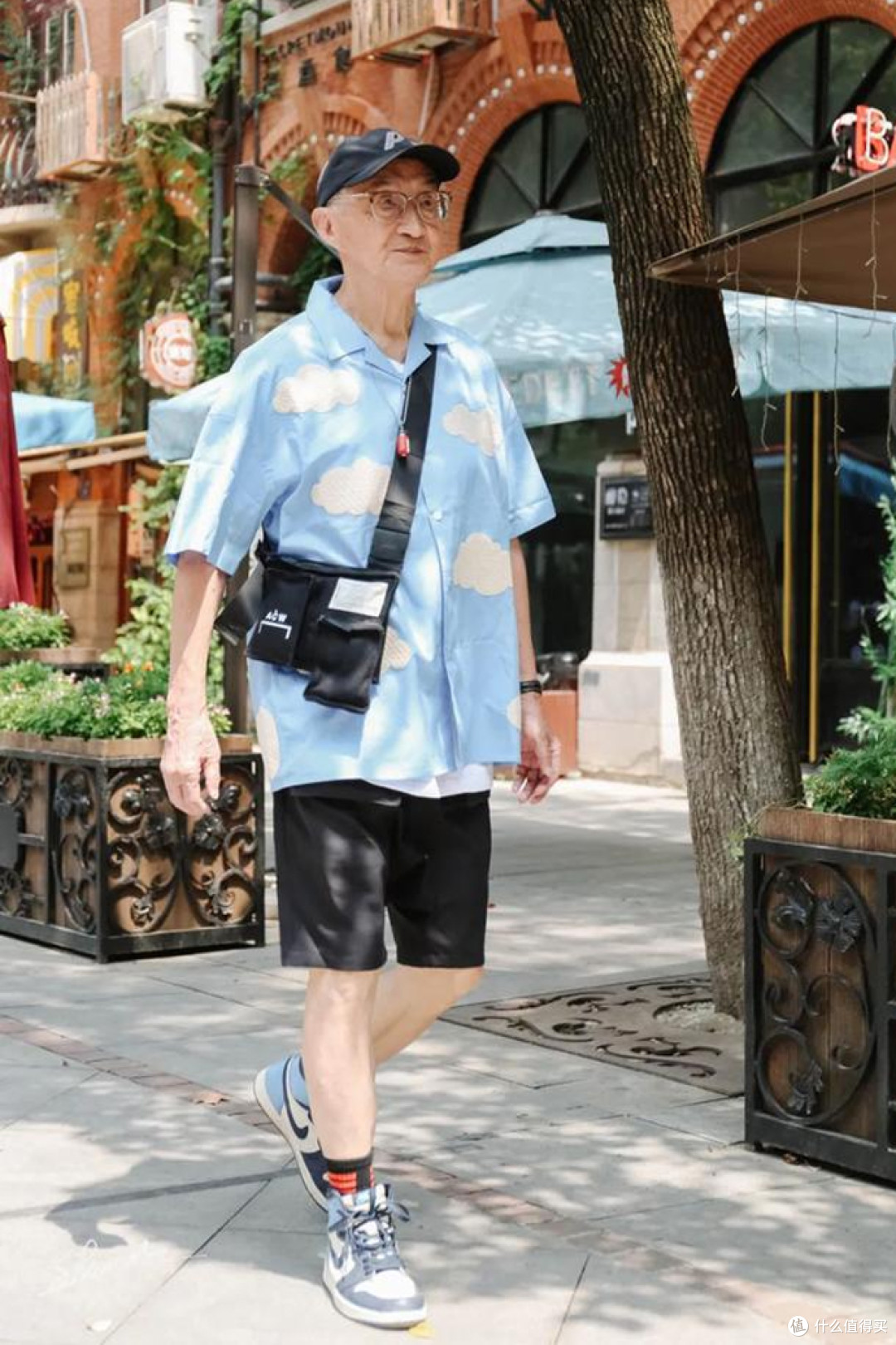 60岁都没有“大爷感”的男人：不穿老头衫，不剪寸头，减龄有型！