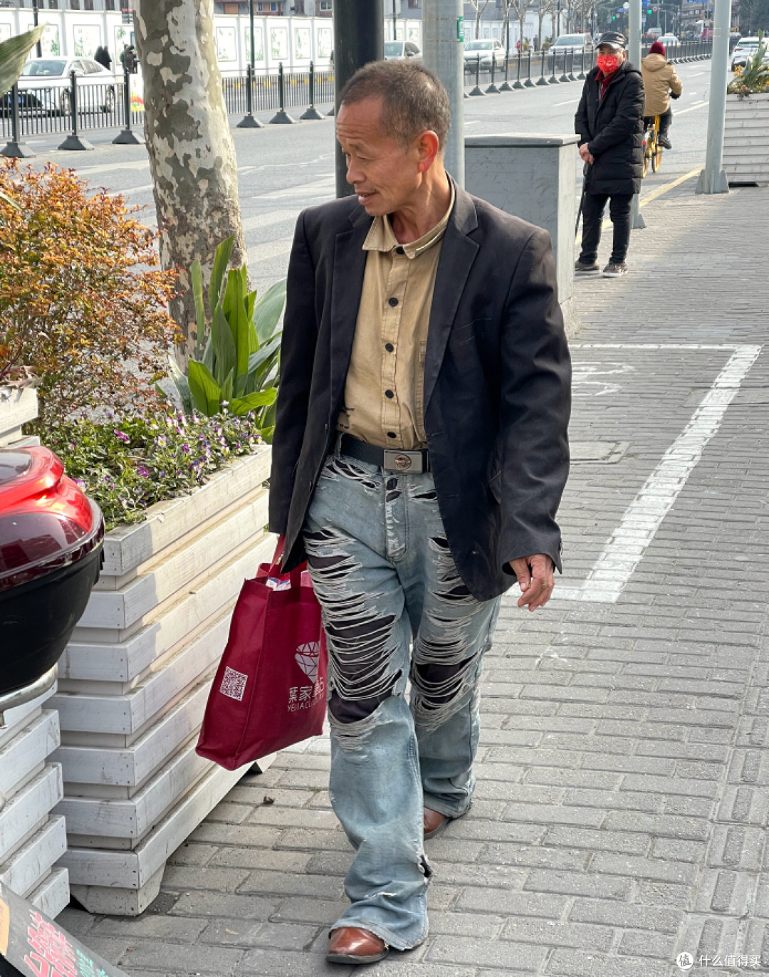 60岁都没有“大爷感”的男人：不穿老头衫，不剪寸头，减龄有型！