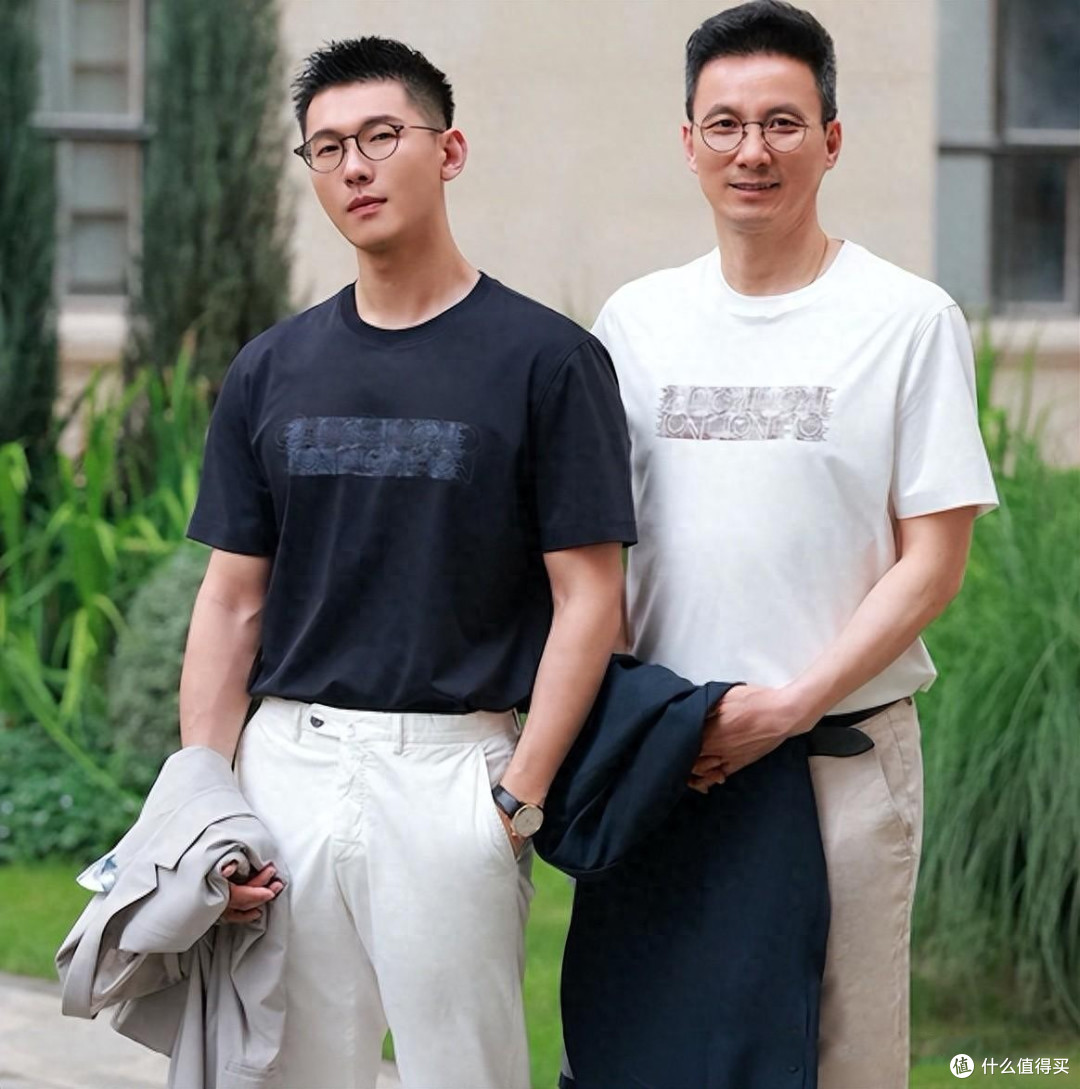 四五十岁男人穿T恤,尽量少戴项链、系丝巾,换成这些配饰更高级