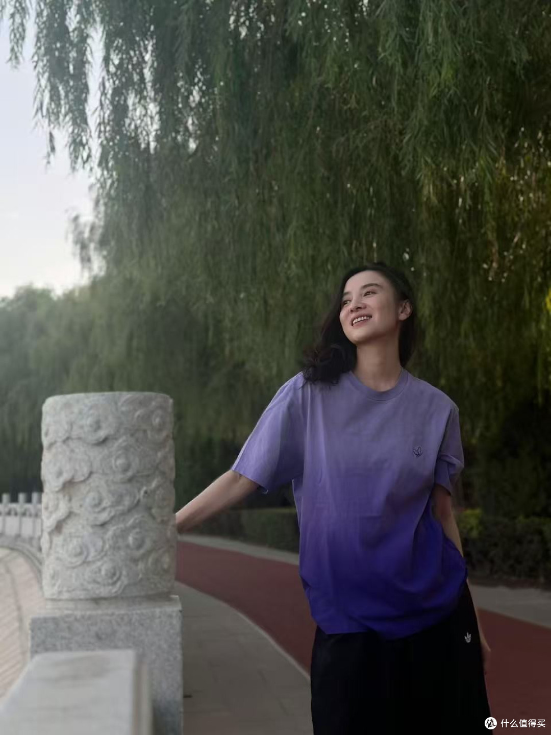 看了宋佳的穿搭,真的悟了:T恤不配半身裙、高跟鞋,更高级洋气