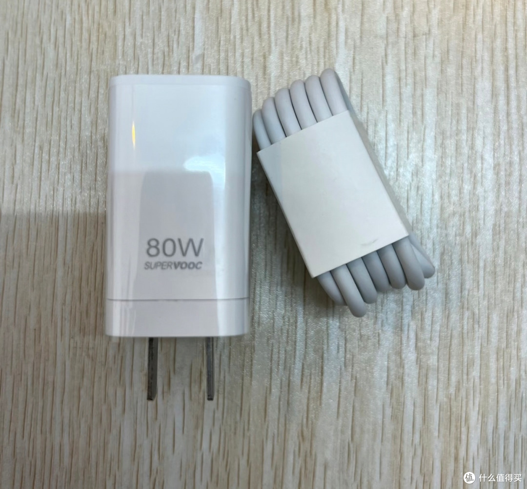 OPPO快充头小巧便携