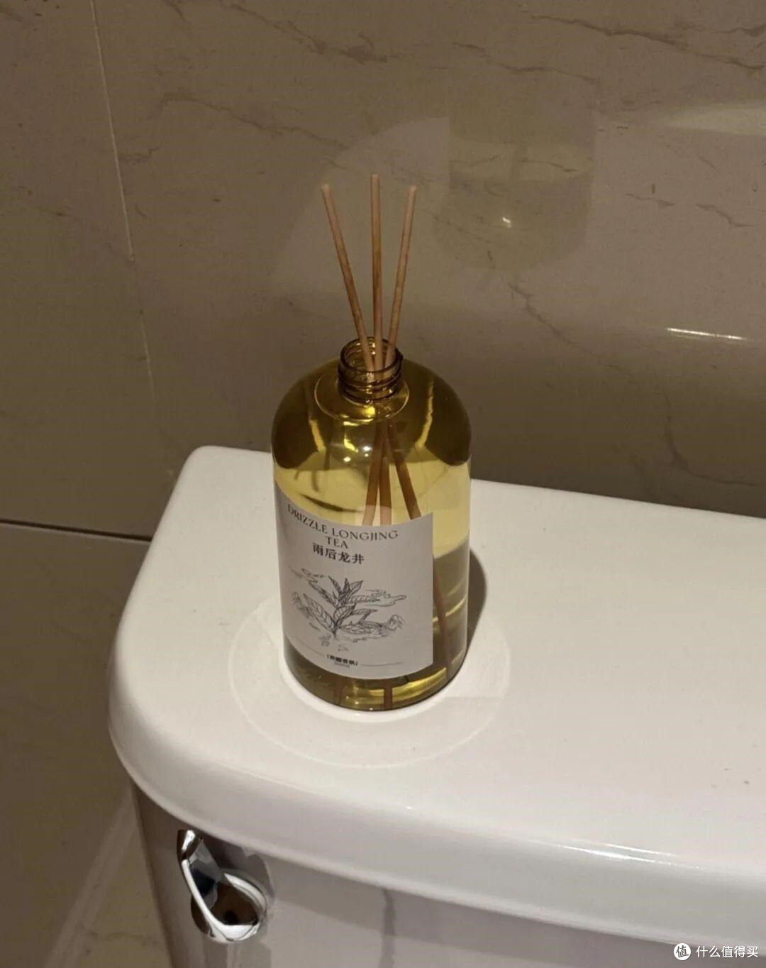 厕纸是丢纸篓好,还是直接扔马桶冲走好呢?原来两个差别这么大!