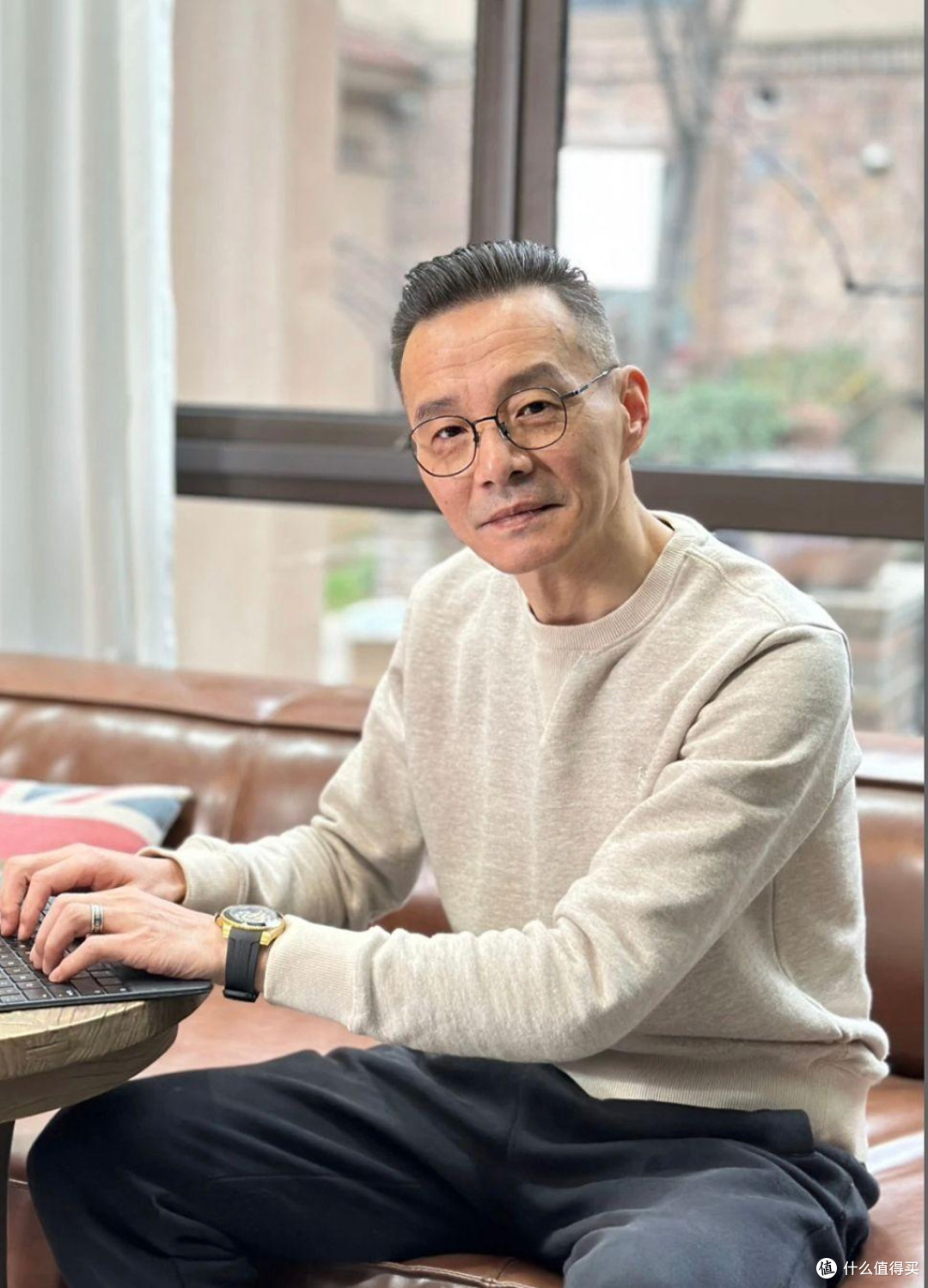 建议上了年纪的男人,衣不花、裤不紧、发不乱,才不油腻更显气质