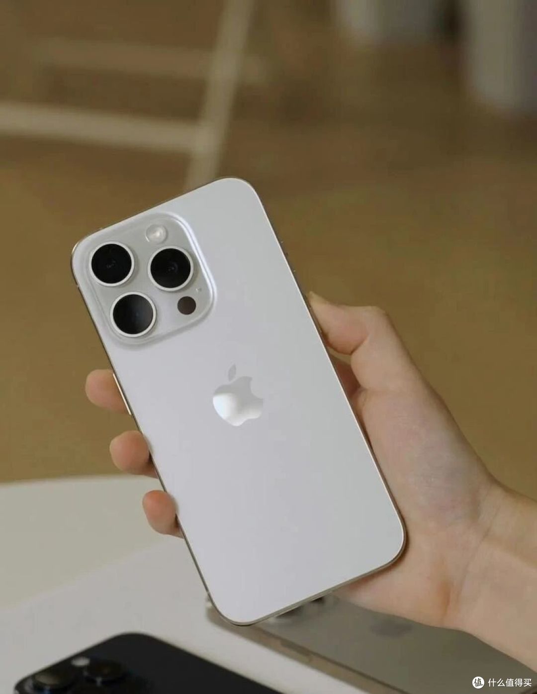 iPhone15电池仅剩79%,果粉神逻辑:“花499块换电池,血赚不亏”