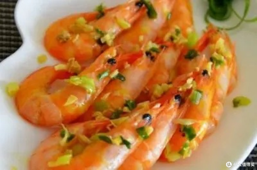 盐焗大虾：咸香锁鲜的海味臻品，一口鲜弹直达舌尖