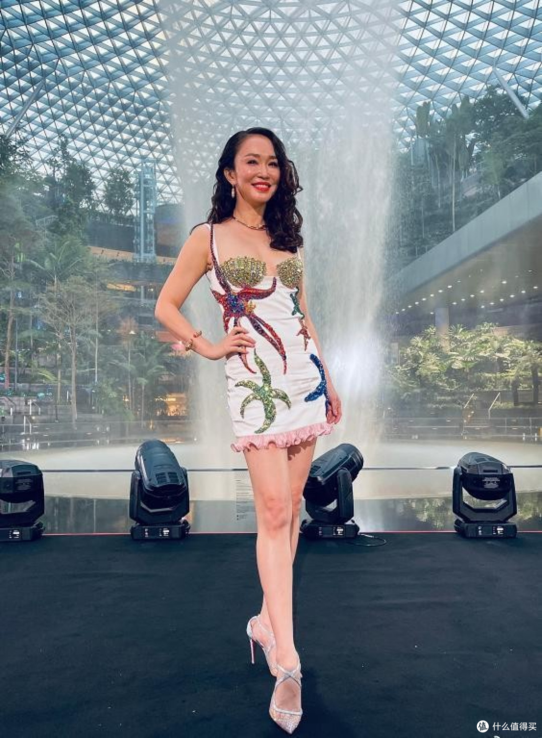 新加坡美女范文芳的身材比例真好，穿黄色短旗袍亮相，气质惊艳！