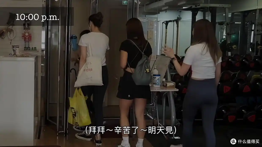 香港女孩的2㎡蜗居生活:床头吃饭、没有厕所。网友:生活不易