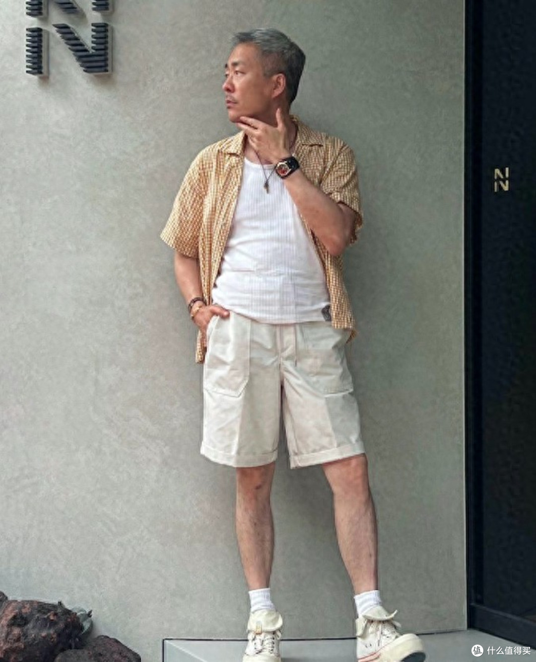 为什么劝中年男人:衣不穿紧、不塞衣角?看这3组对比就明白了!