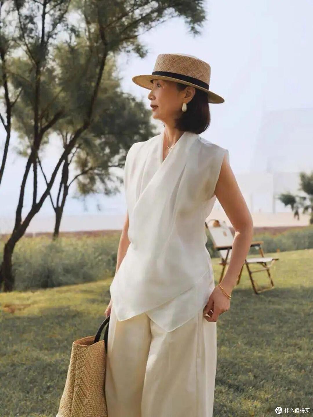 真正有品位的女人,都在穿着“一身白”,高级显气质,非常惊艳!