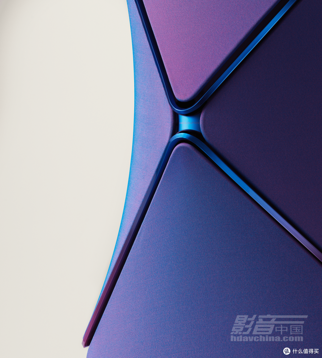 B&O Beolab 90 ：暗夜力量与虹彩幻梦，百年庆典的双面杰作