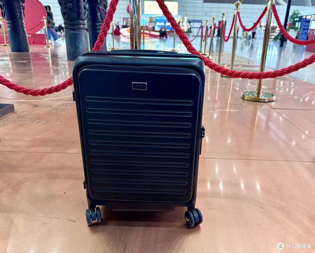 地平线8号探索家行李箱实测：耐用能装且轻便，商务旅行必备神器