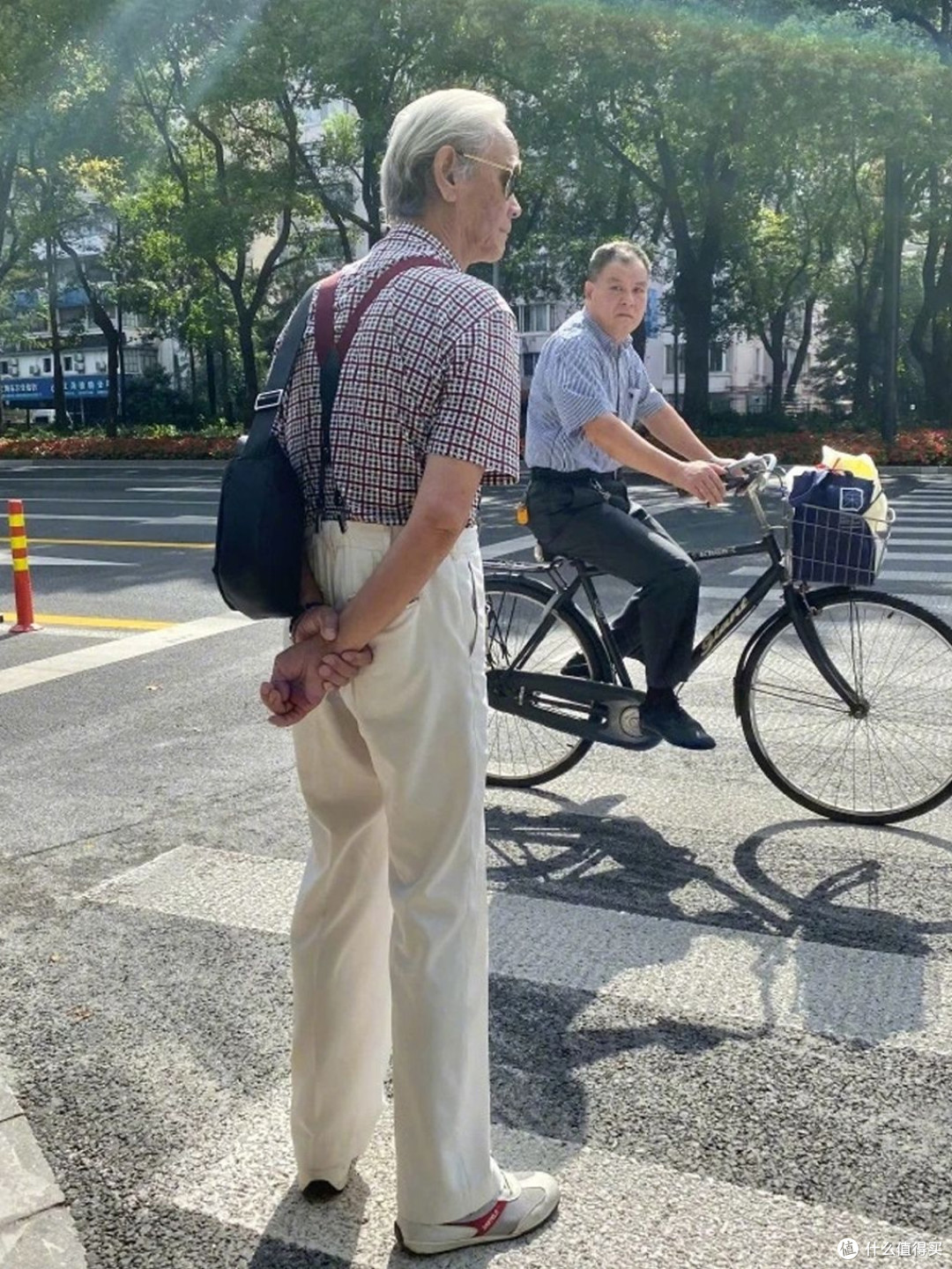 等你老了，尽量别穿短裤、染黑白发，看爷爷们这样打扮，有多高级
