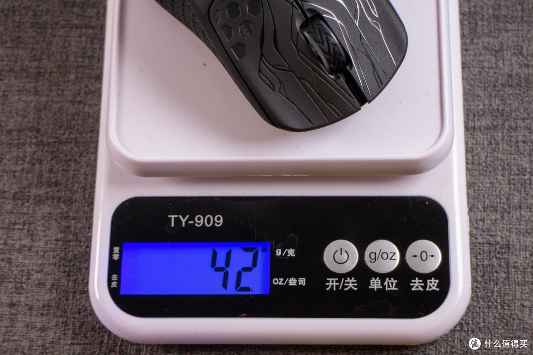 超轻碳纤维电竞轻鼠，甚至还配OLED屏幕接收器？——Lemokey LM7