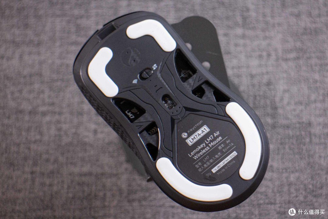 超轻碳纤维电竞轻鼠，甚至还配OLED屏幕接收器？——Lemokey LM7