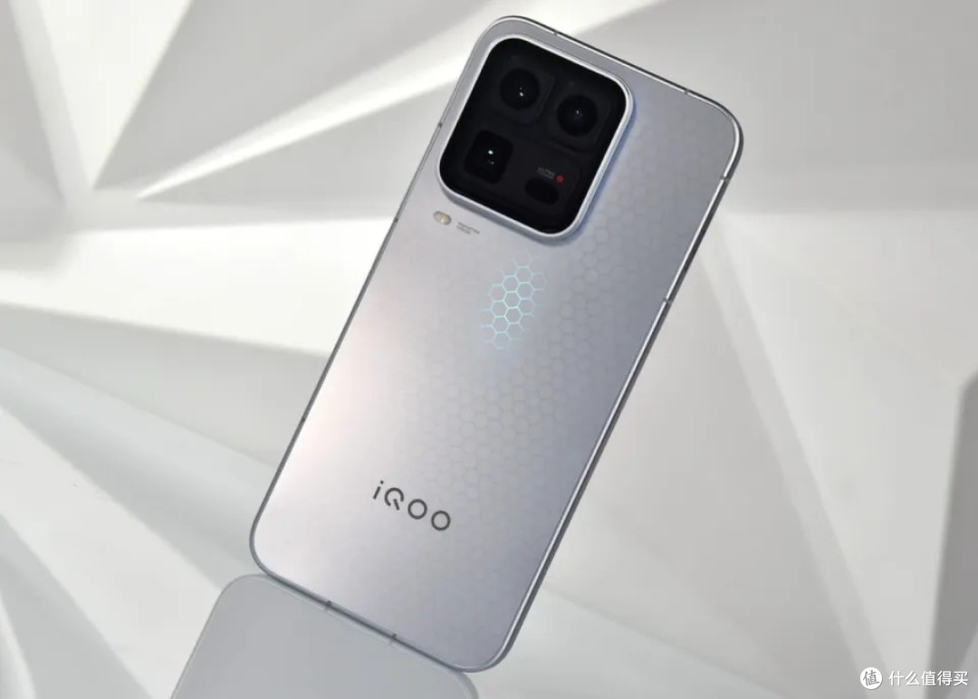 24GB+1TB，5月份“跌至新低”的3款顶配级手机，流畅不卡用七年
