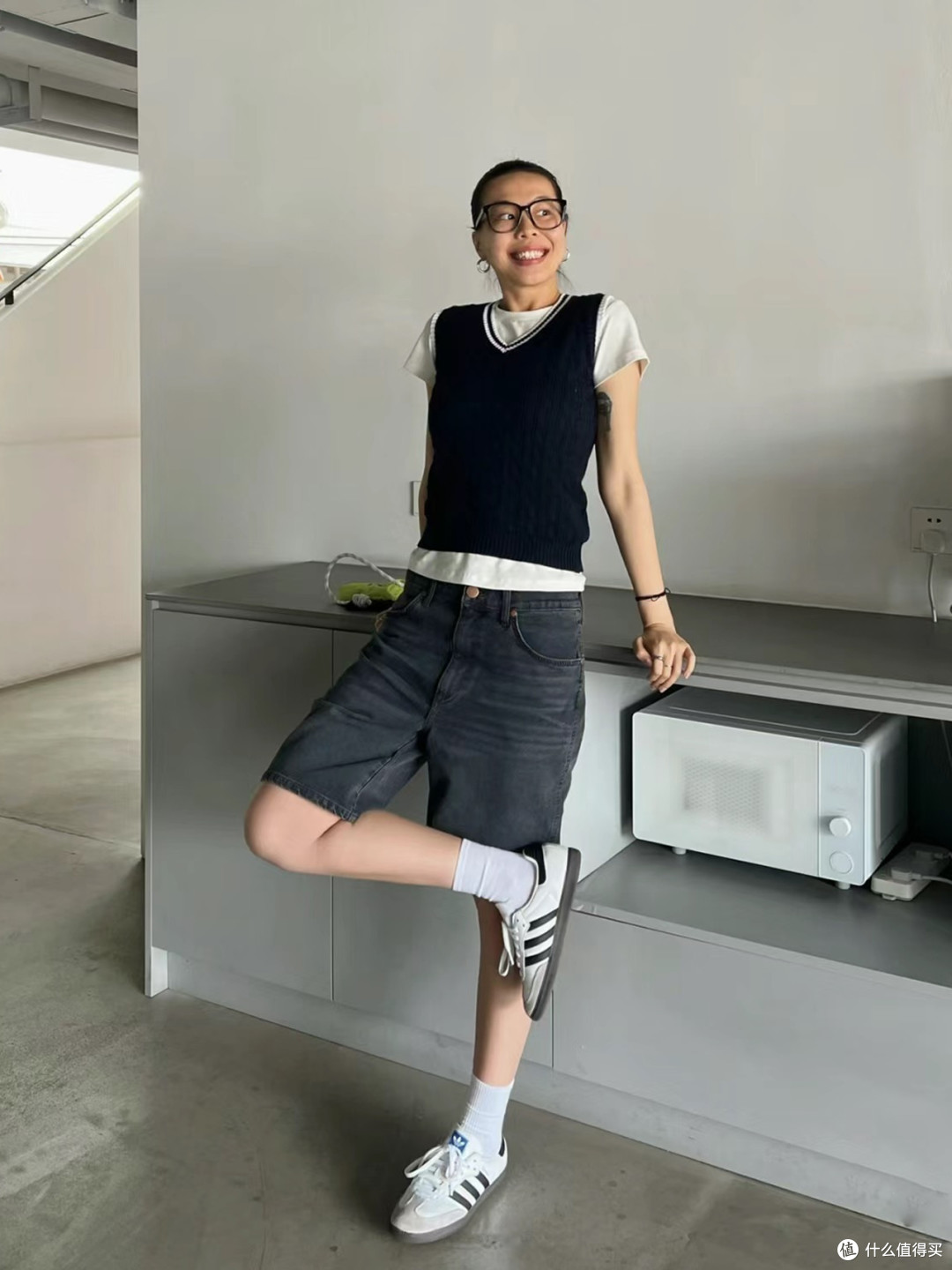 最近两年火了一种叠穿,叫爷爷马甲+短袖T恤,洋气时髦,回头率高