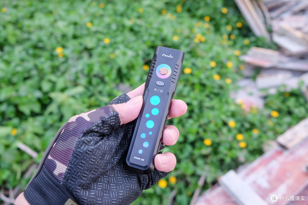 1600流明+红绿辅光+电子骰子，Fenix E08R UE把我看愣了