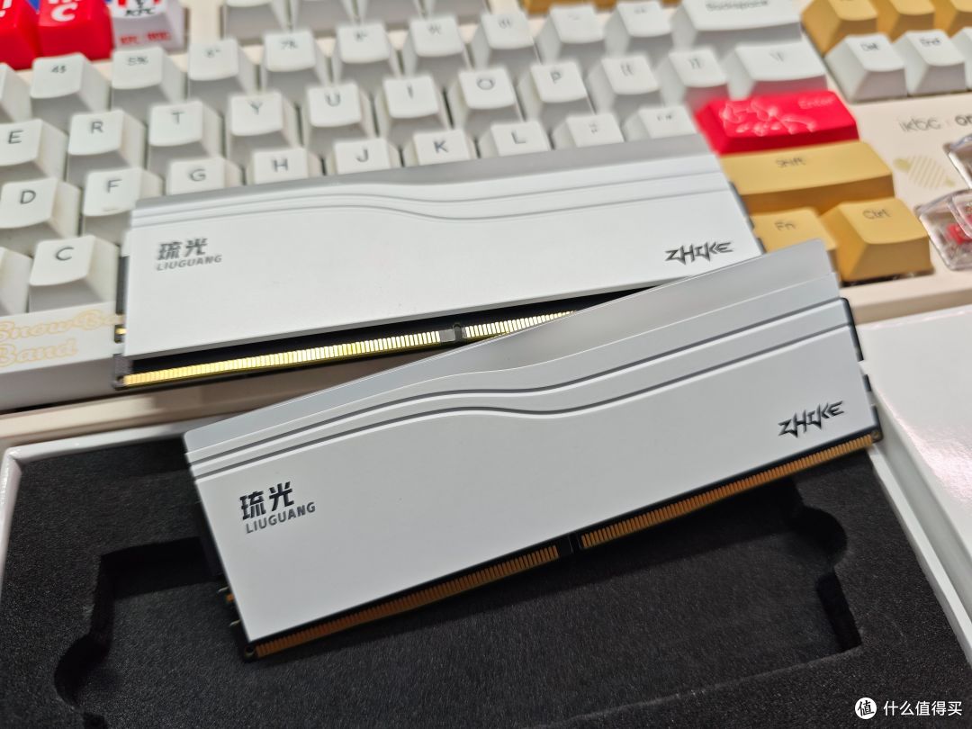 极致高频更能打，颜值性能双在线：挚科琉光C36 DDR5 8000MHz内存