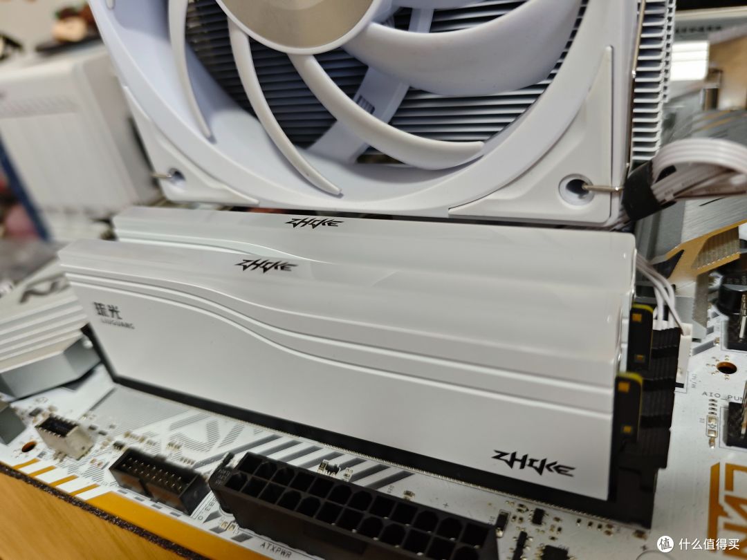 极致高频更能打，颜值性能双在线：挚科琉光C36 DDR5 8000MHz内存