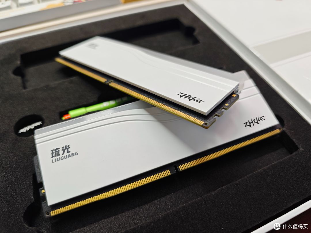极致高频更能打，颜值性能双在线：挚科琉光C36 DDR5 8000MHz内存