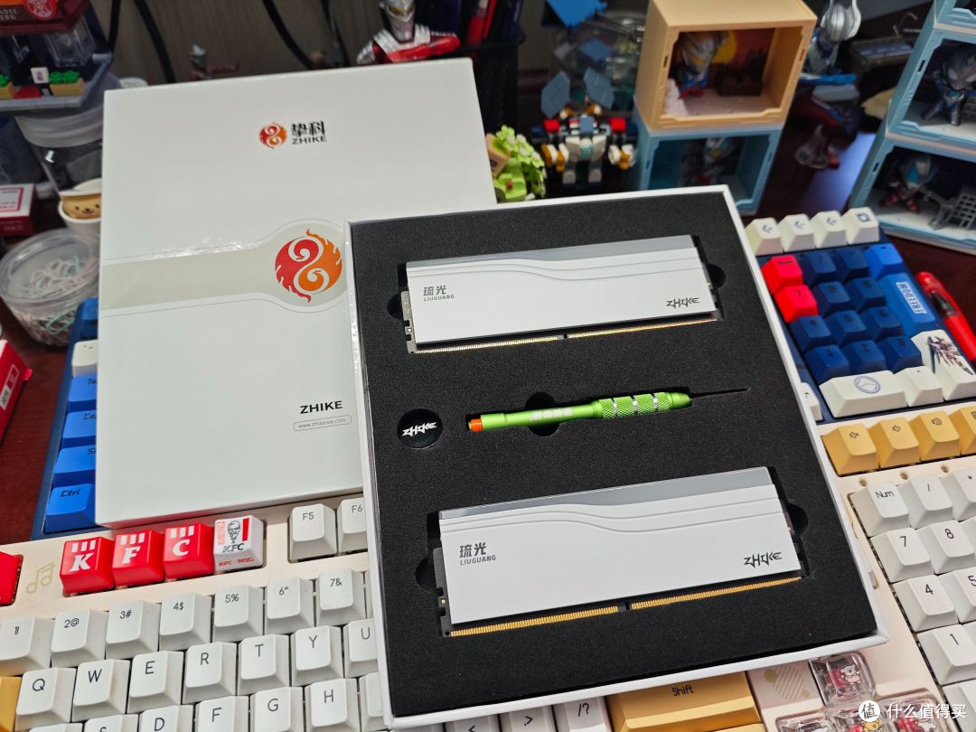 极致高频更能打，颜值性能双在线：挚科琉光C36 DDR5 8000MHz内存