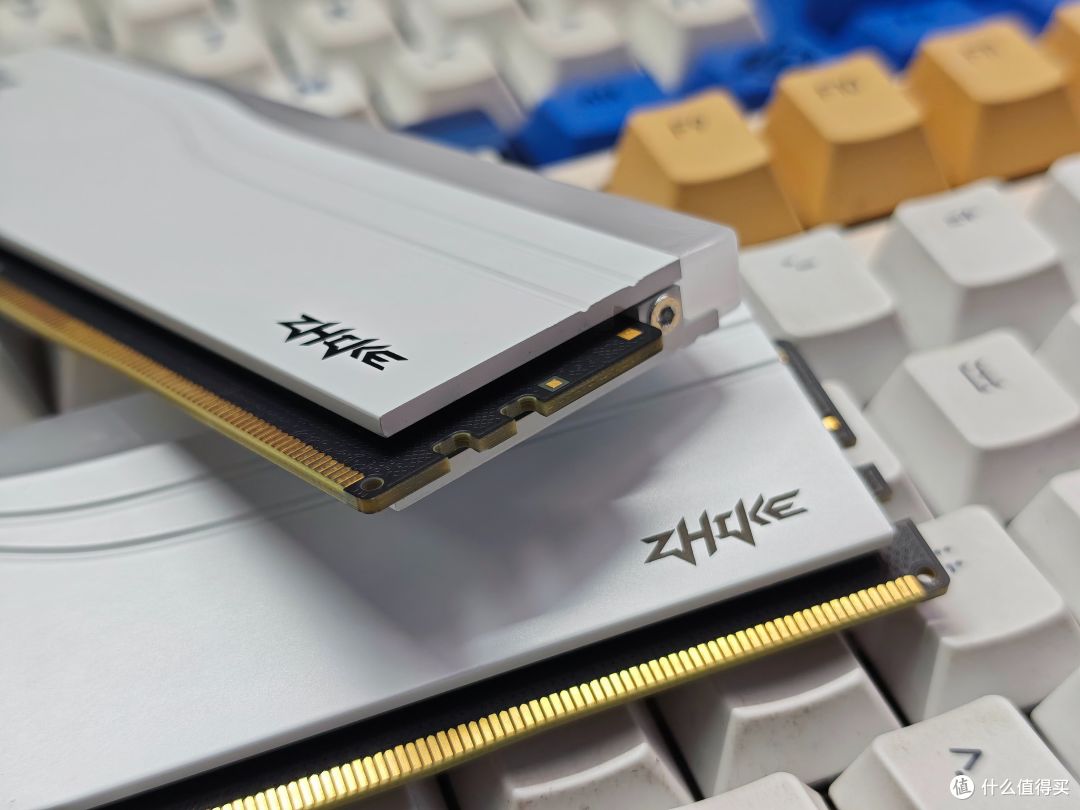 极致高频更能打，颜值性能双在线：挚科琉光C36 DDR5 8000MHz内存