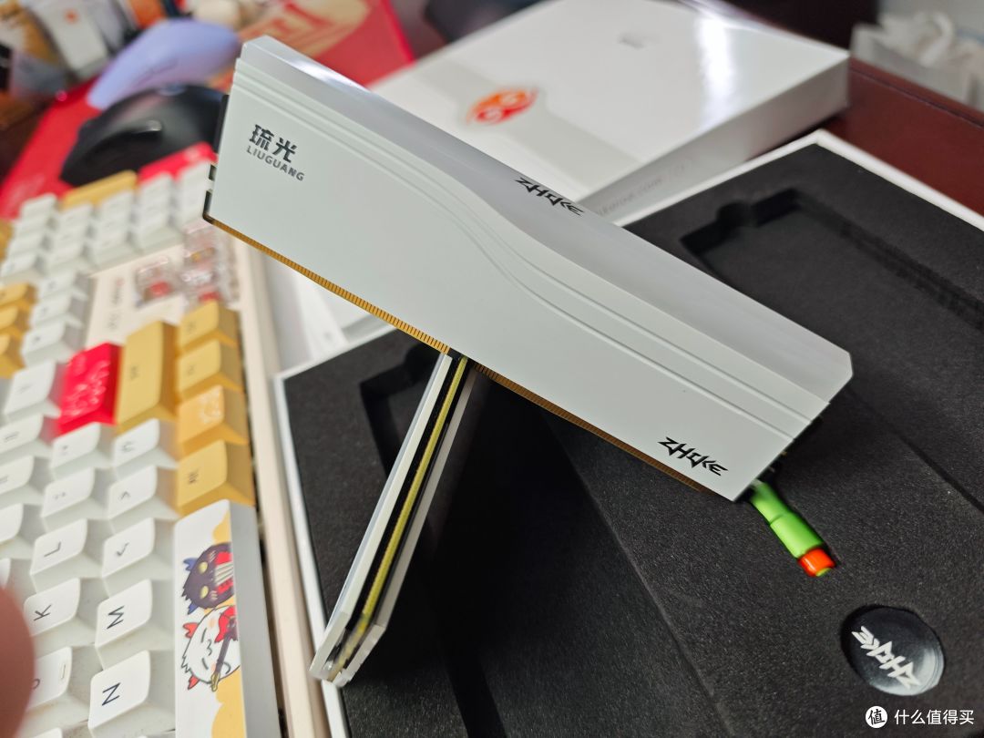 极致高频更能打，颜值性能双在线：挚科琉光C36 DDR5 8000MHz内存