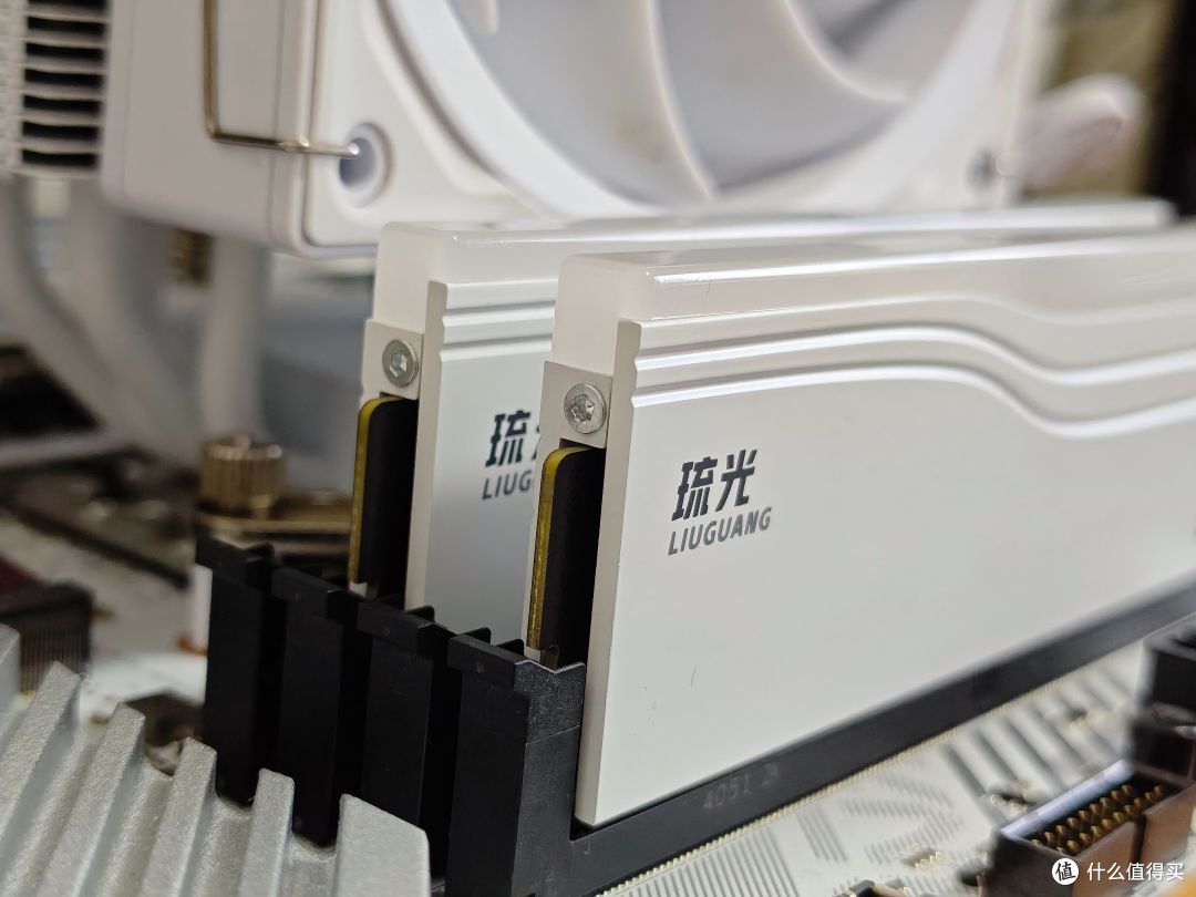 极致高频更能打，颜值性能双在线：挚科琉光C36 DDR5 8000MHz内存