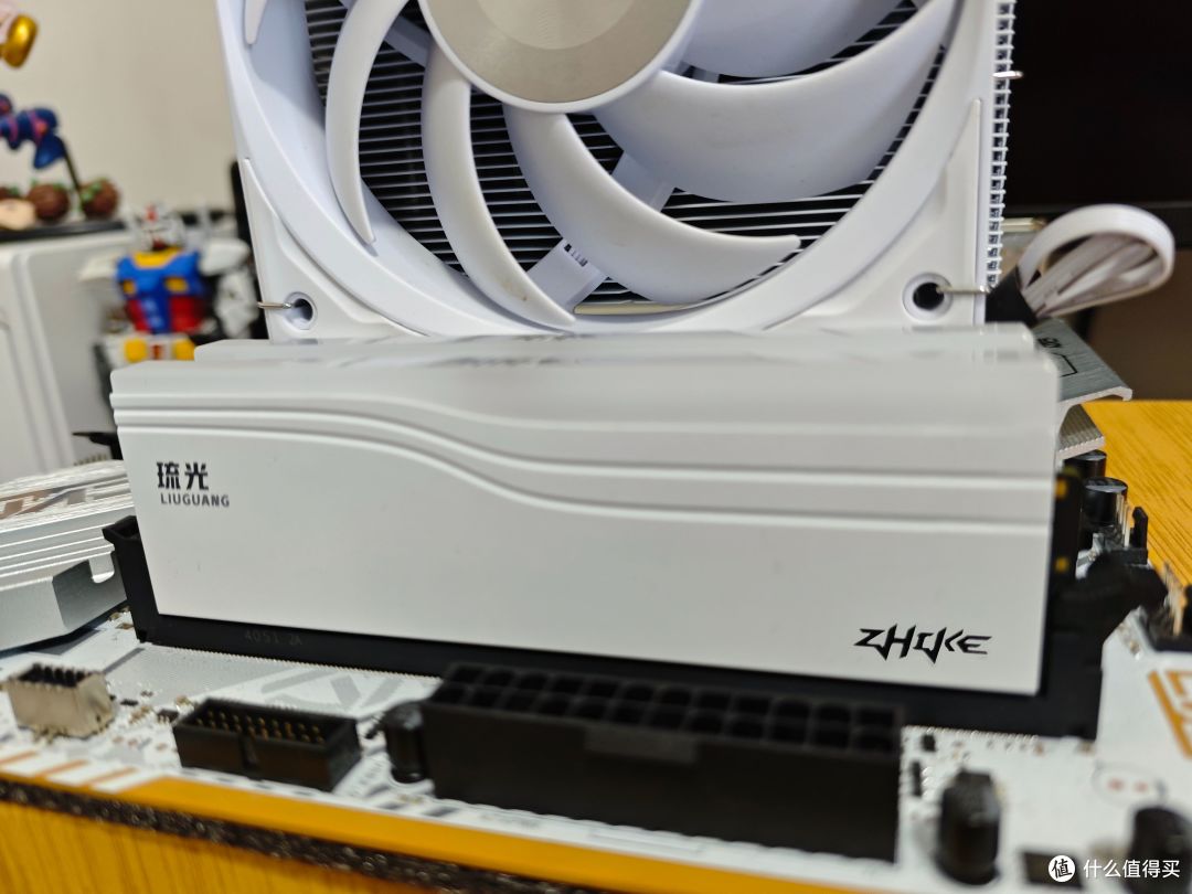 极致高频更能打，颜值性能双在线：挚科琉光C36 DDR5 8000MHz内存