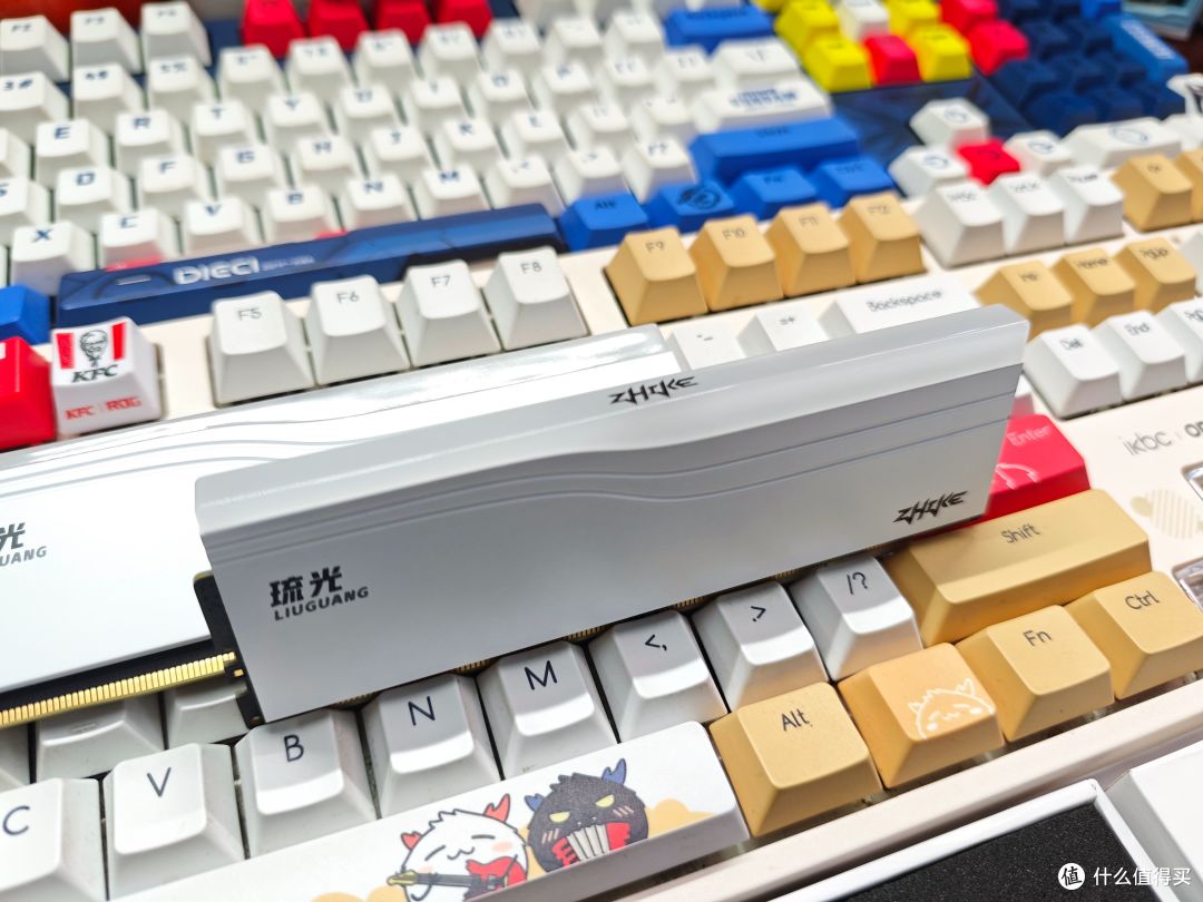 极致高频更能打，颜值性能双在线：挚科琉光C36 DDR5 8000MHz内存