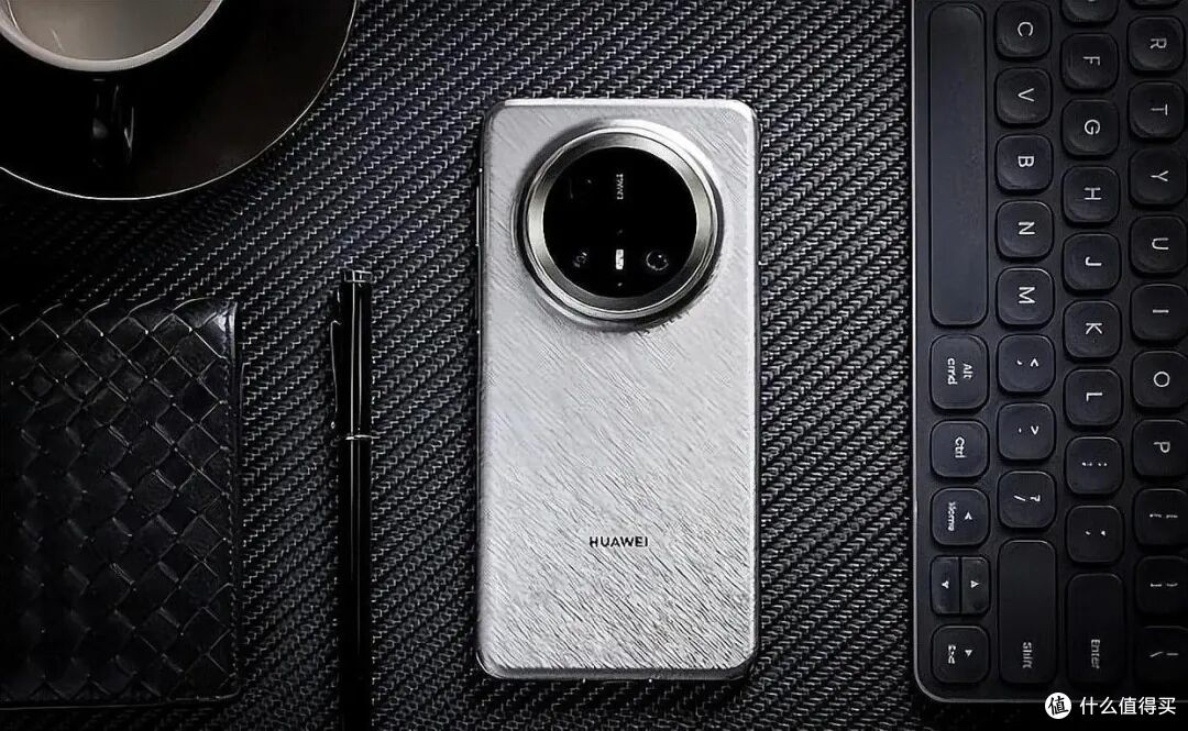 华为主打一个听劝!Mate 90 Pro回归6.27英寸黄金手感,砍掉Air版
