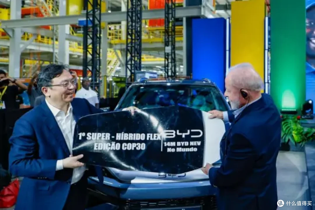 王传福向卢拉交付比亚迪第1400万辆新能源汽车