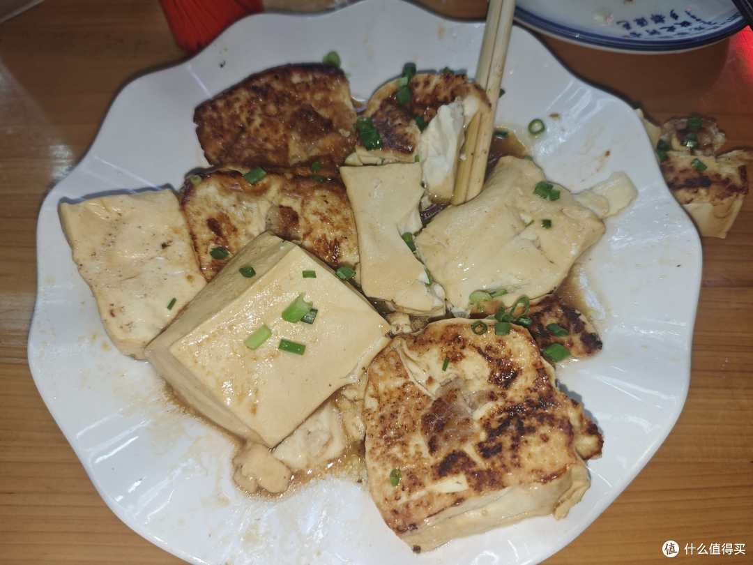 暮色轻笼新风江，河源寻味醉意楼
