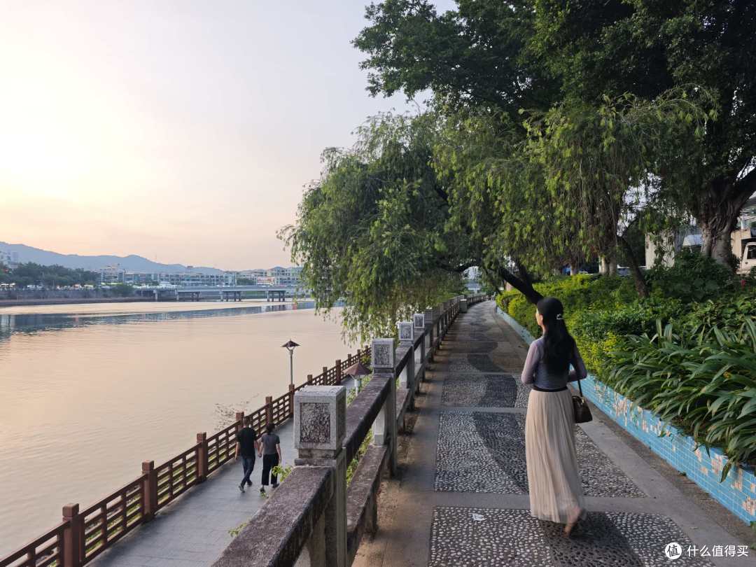 暮色轻笼新风江，河源寻味醉意楼