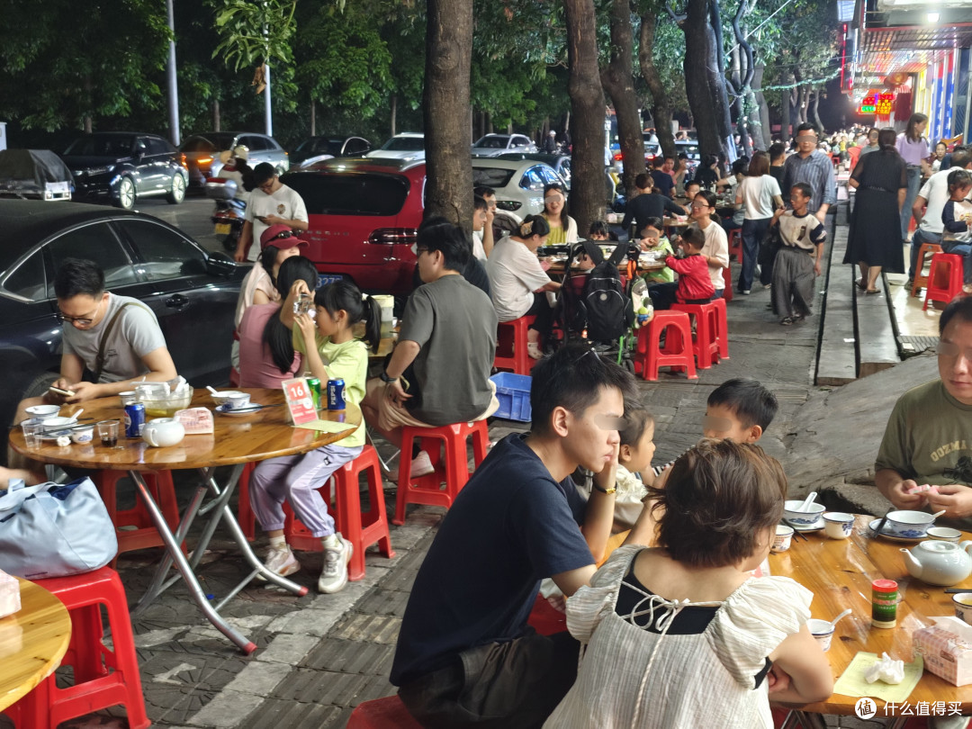 暮色轻笼新风江，河源寻味醉意楼
