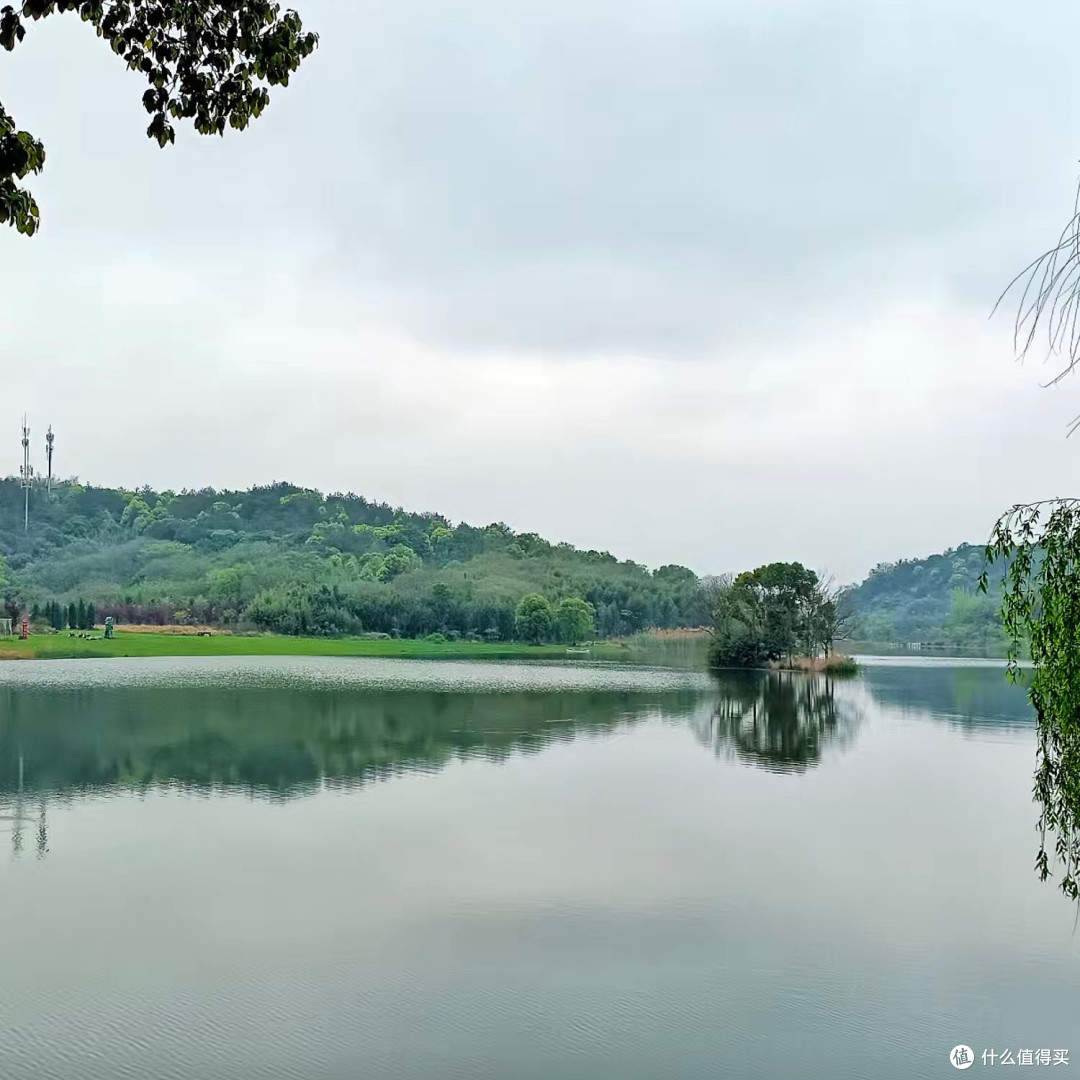 湖州龙山湖,是把“城市秘境”这四个字焊死在现实里的地方!