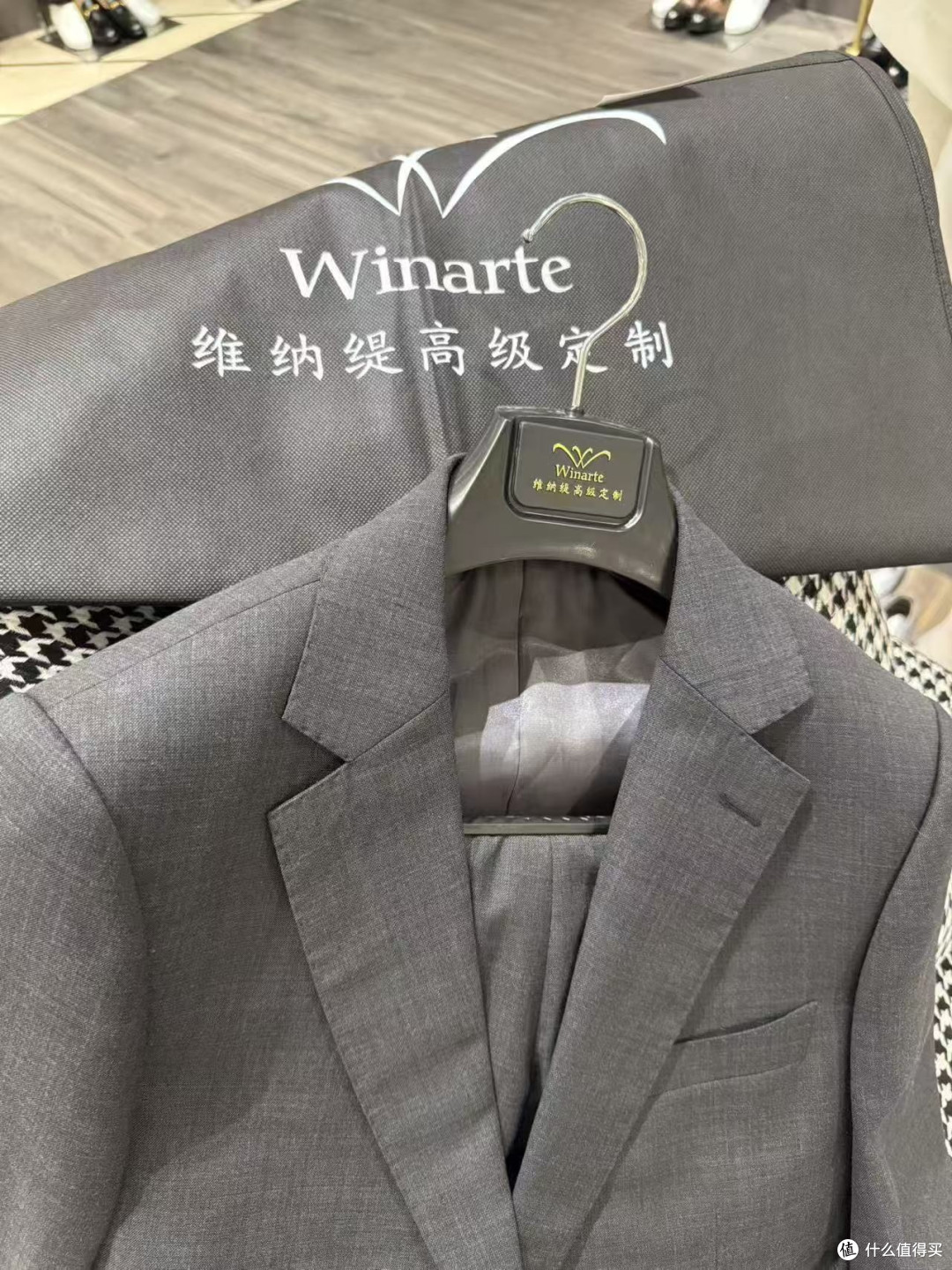 上海南京路00后沉浸式挑选西服