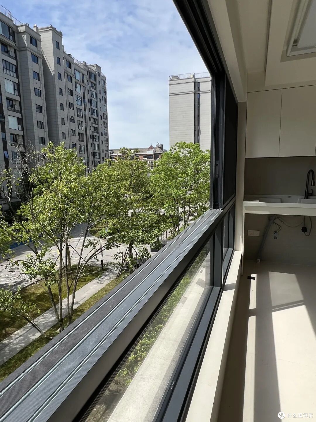 不听劝,要做开放式阳台,入住两年,说句真心话:不封阳台太爽了