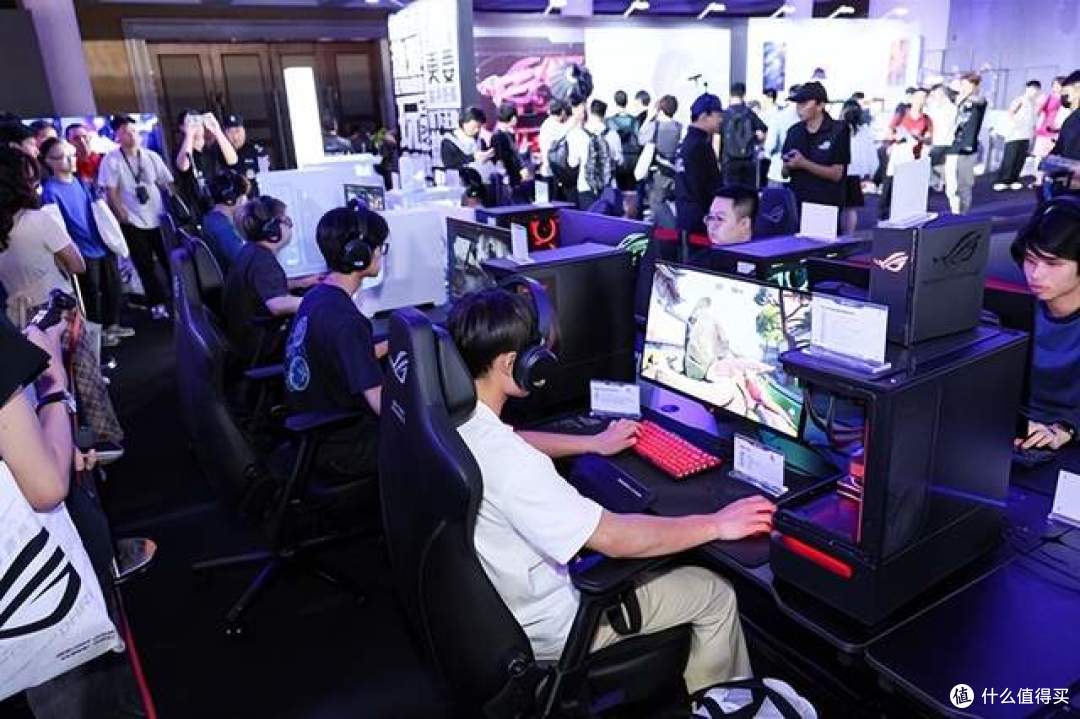 ROG复刻主板及首款ROG内存惊艳ROG DAY 2026