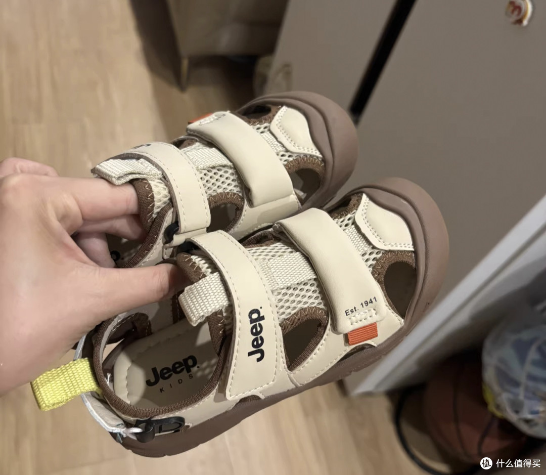 全包头防撞的儿童凉鞋,给脚趾穿“铠甲”
