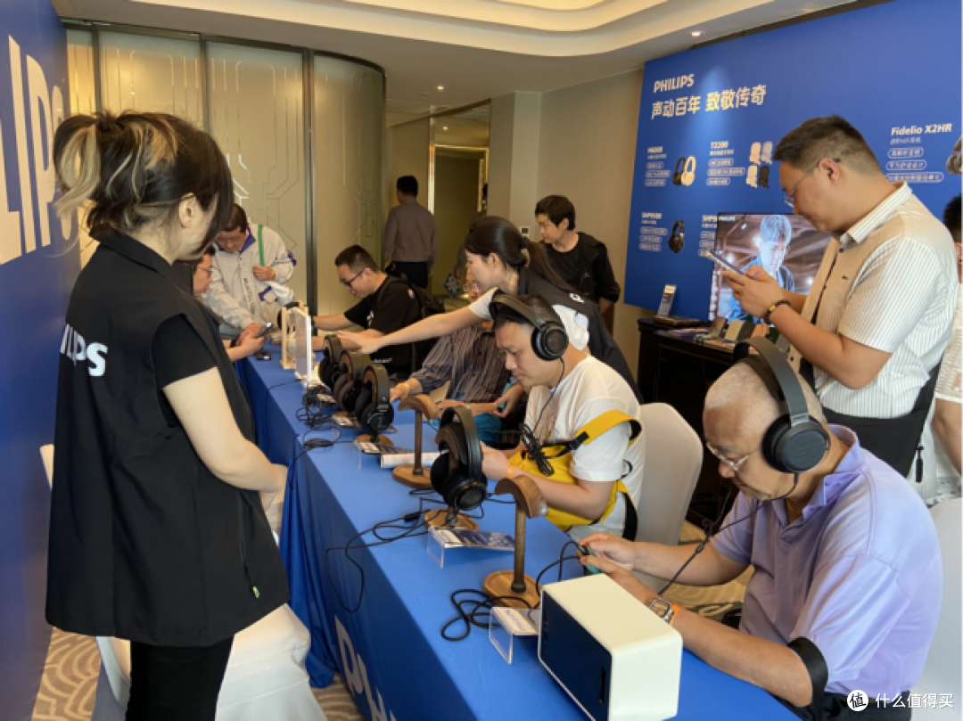 36h续航4.6g重量越级音质：飞利浦TAT2200耳机在TAS上海展杀疯了