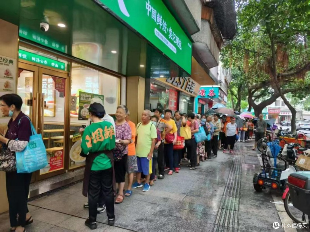 “长者饭堂”到“爱心墙”,袁记云饺三水店主卢灿辉善行点亮社区