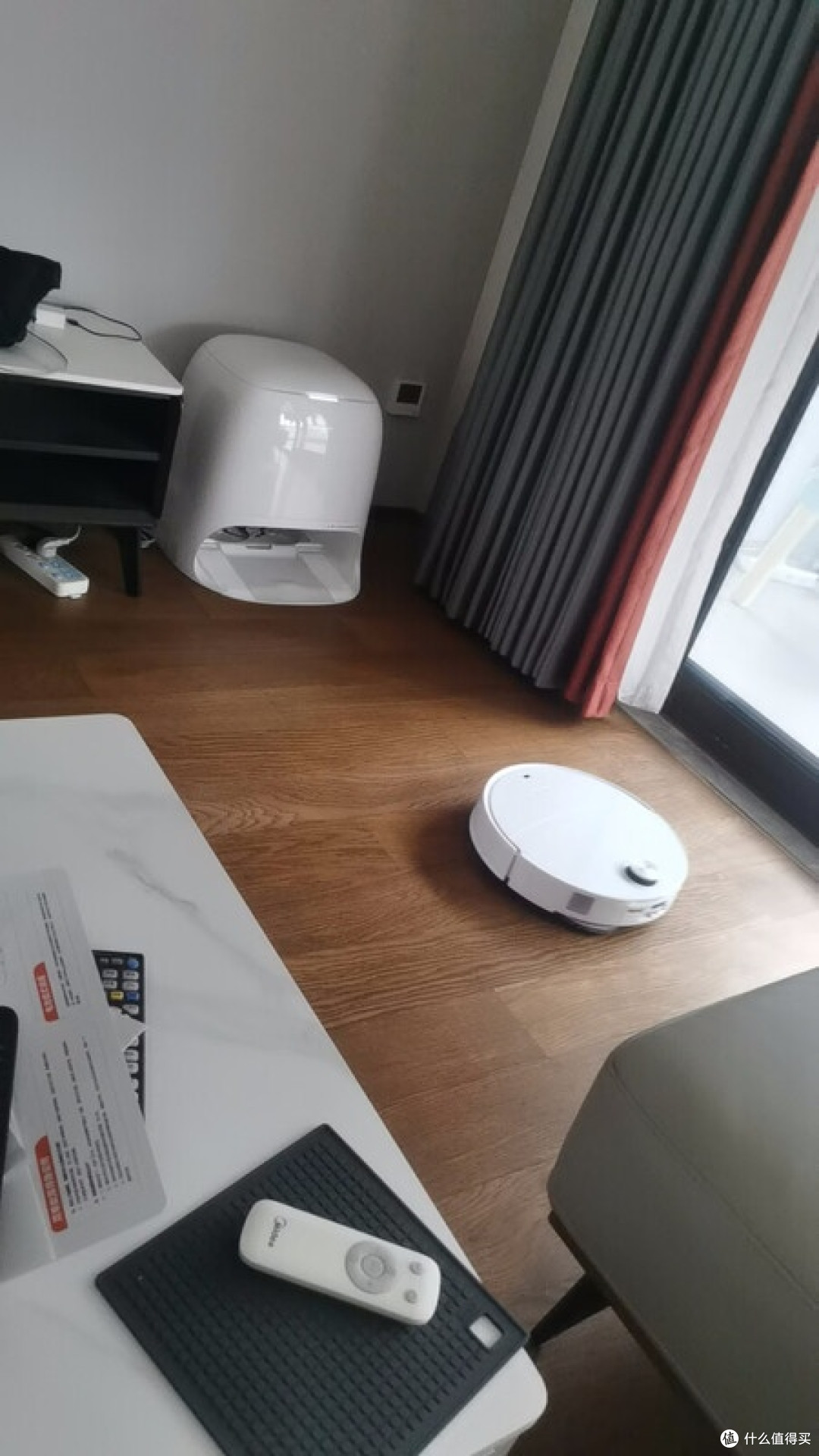 扫地机器人颜值与实用兼备?