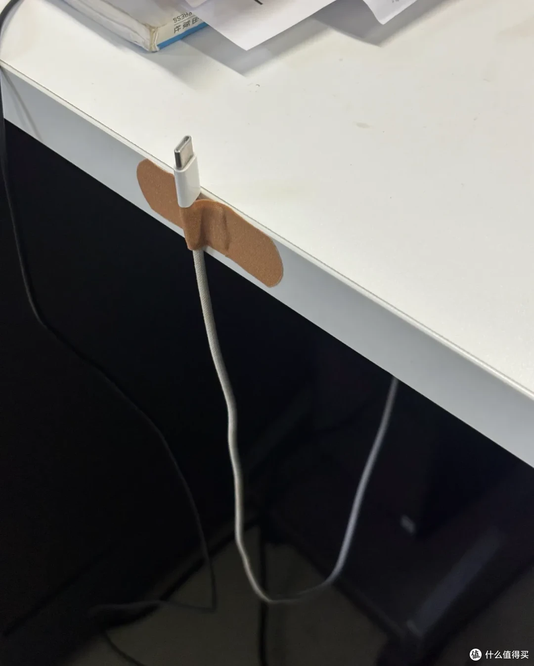 被网友的“桌边数据线收纳”圈粉了，思路一开，全是不要钱的操作