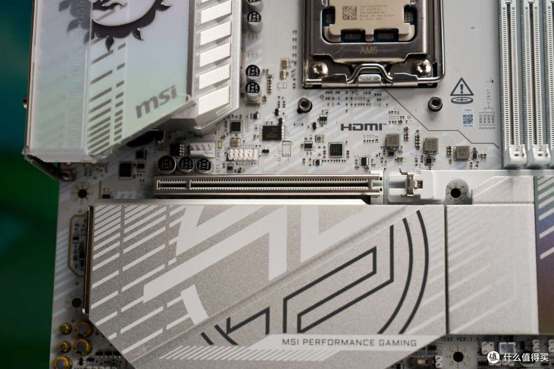 微星 B850M EDGE TI MAX WIFI:纯白 MATX 全能板