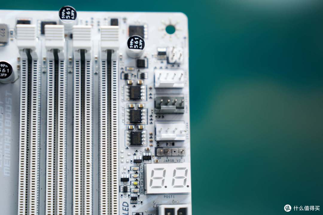 微星 B850M EDGE TI MAX WIFI:纯白 MATX 全能板