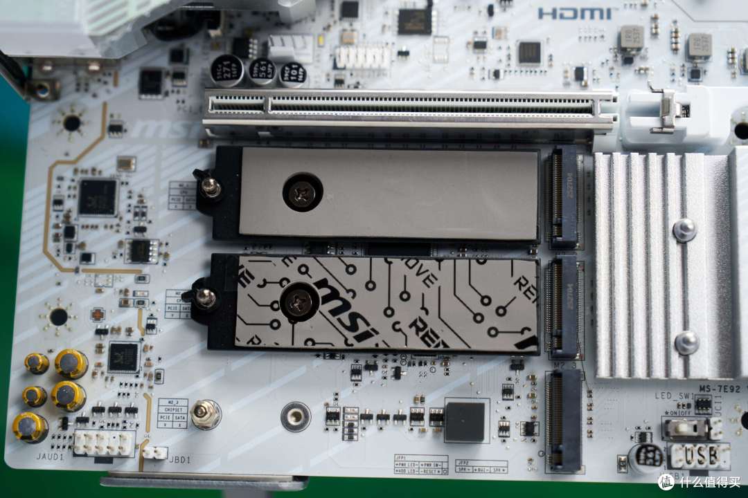 微星 B850M EDGE TI MAX WIFI:纯白 MATX 全能板