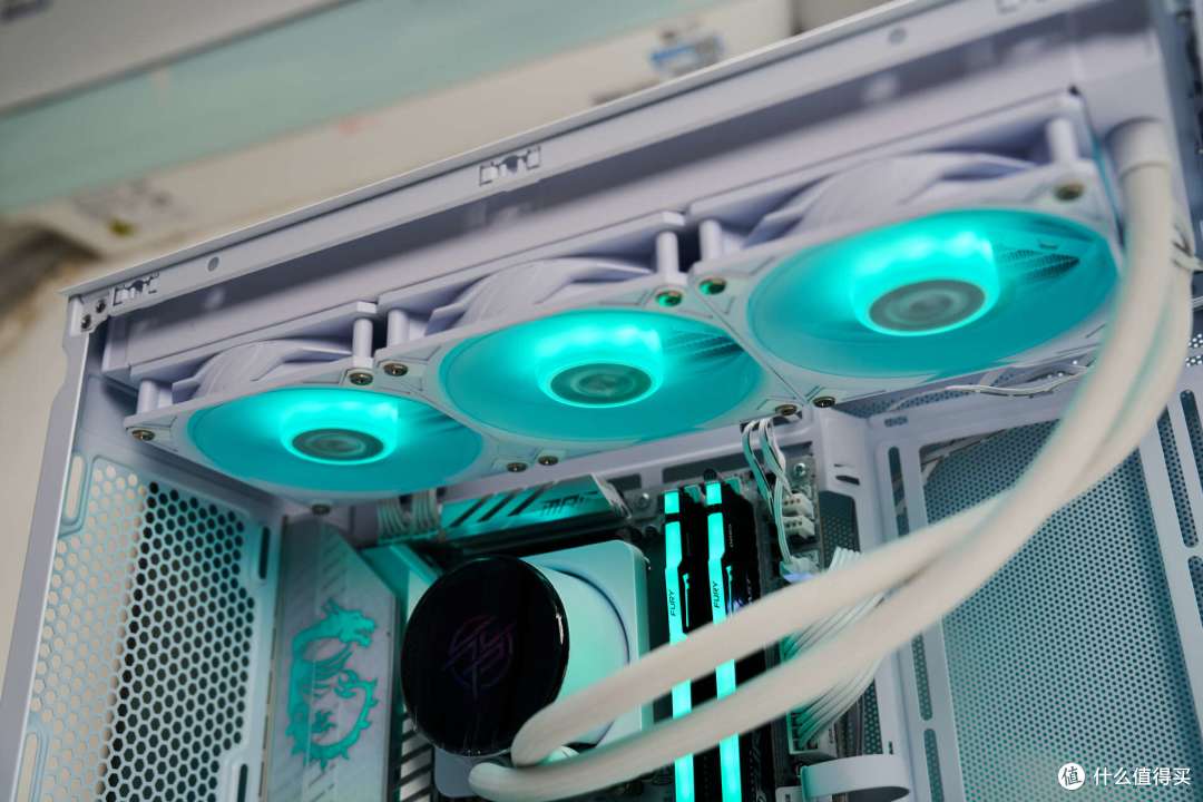 微星 B850M EDGE TI MAX WIFI:纯白 MATX 全能板