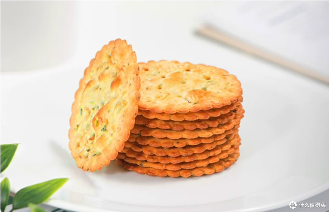 家庭常备囤货零食选什么品牌划算?嘉顿新装香葱薄饼交出满意答卷